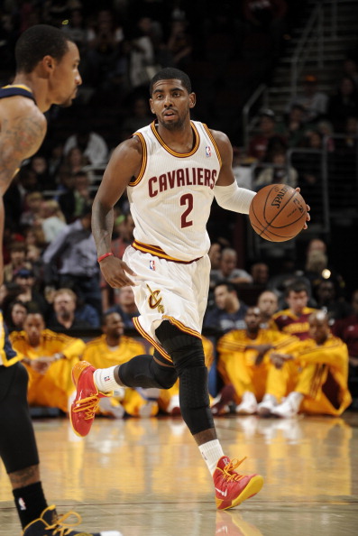 中场出球的 中场出球的